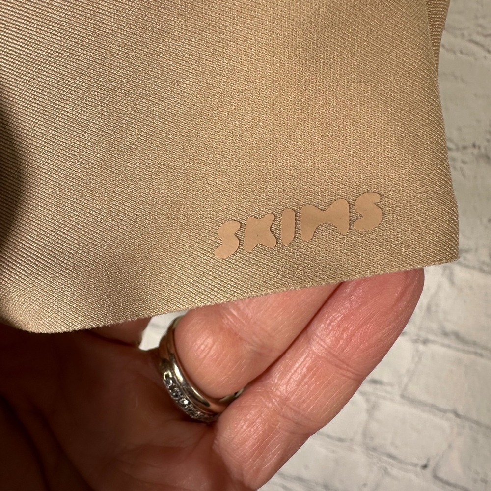 NEW SKIMS Body CS Plunge Bodysuit Clay Medium BD-THG-9551W Shapewear NWT - Picture 2 of 9